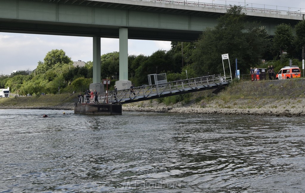 Uebung BF Taucher und Presse Koeln Zoobruecke Rhein P063.JPG - Miklos Laubert